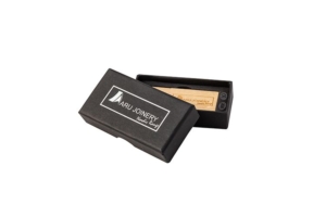 USB-muistitikku lahjarasia kartonkinen logopainettuna MyHappyLogo Aru joinery